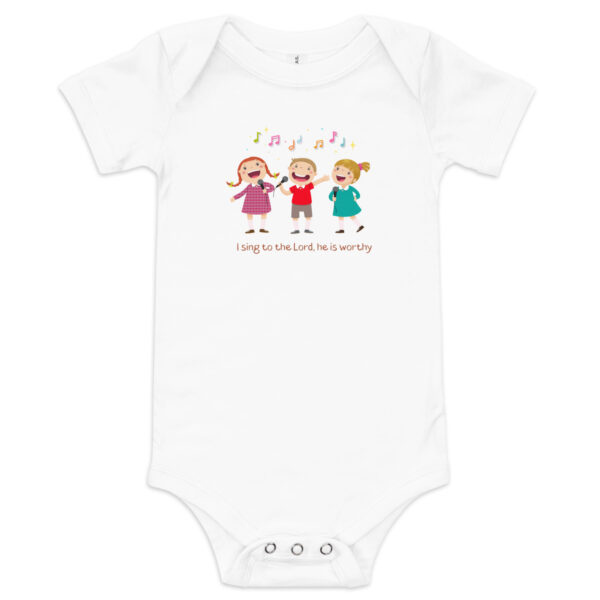 Kurzärmliger Baby-Einteiler | „I Sing to the Lord, He Is Worthy“ – Front Print (3 Farben) – Bild 3