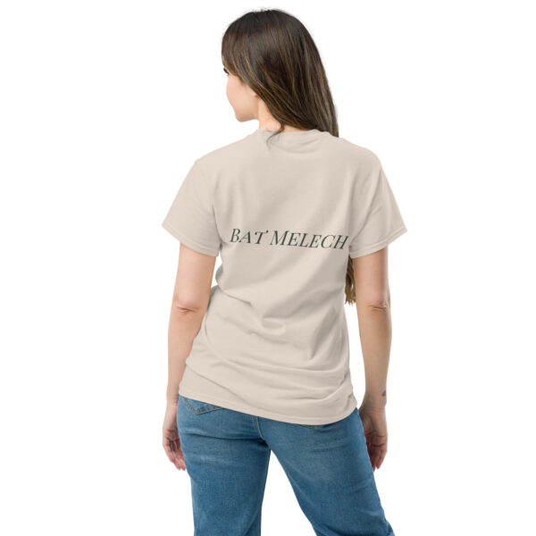 Bat Melech Unisex T-Shirt - Tochter des Königs mit Brustlogo und Backprint – Bild 3