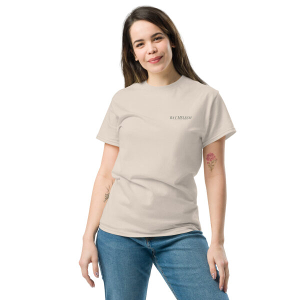 Bat Melech Unisex T-Shirt - Tochter des Königs mit Brustlogo und Backprint – Bild 4