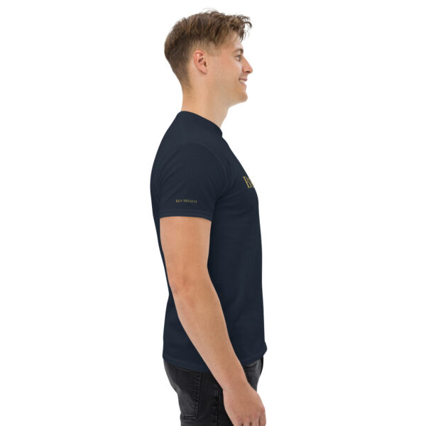 Ben Melech Unisex T-Shirt - Sohn des Königs mit Ärmeldruck in Goldschrift – Bild 4