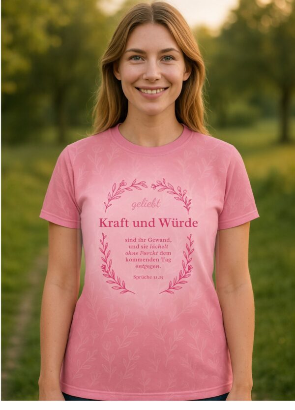 Christliches Damen T-Shirt "Kraft & Würde" | Sprüche 31,25 | Allover-Druck