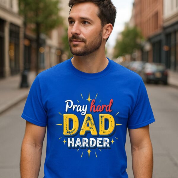 Pray Hard – Dad Harder | Christliches T-Shirt für Väter