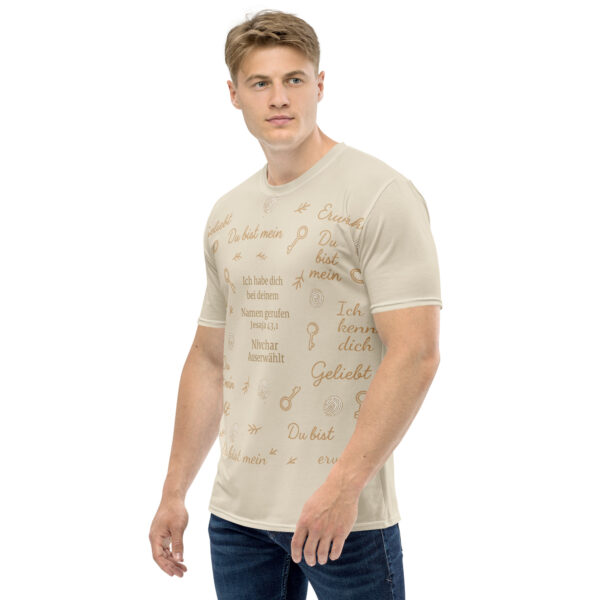 Allover T-Shirt „Nivchar – Du bist auserwählt“ | Jesaja 43,1 – Bild 3