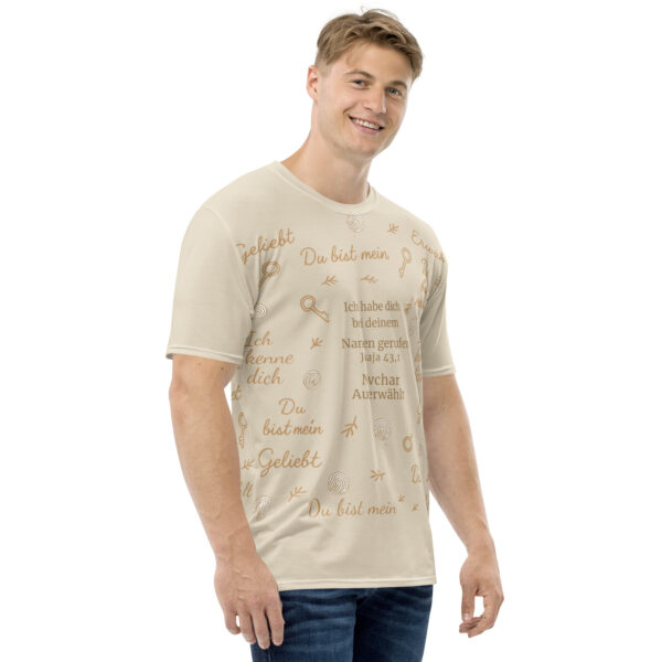 Allover T-Shirt „Nivchar – Du bist auserwählt“ | Jesaja 43,1 – Bild 4