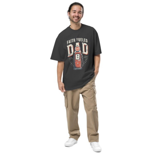 FAITH FUELED DAD – Oversize T-Shirt im christlichen Retro-Style – Bild 2