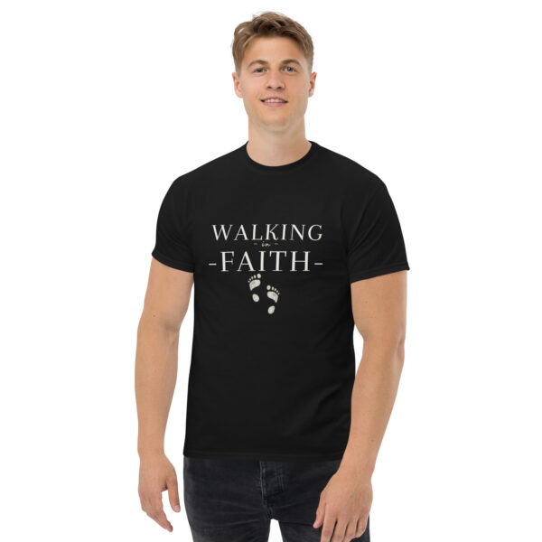 Walking in Faith Männer Unisex T-Shirt | Military Green & Black – Bild 2