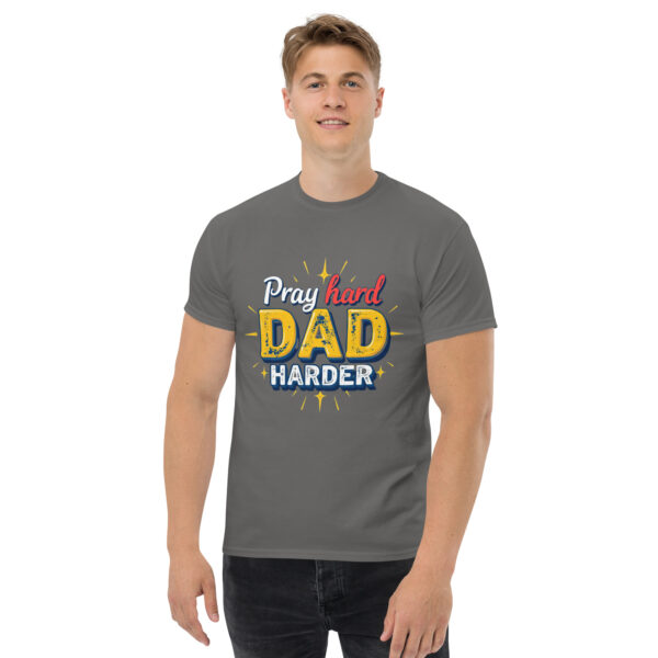 Pray Hard – Dad Harder | Christliches T-Shirt für Väter – Bild 2
