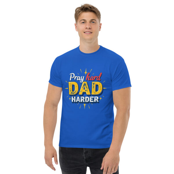 Pray Hard – Dad Harder | Christliches T-Shirt für Väter – Bild 3