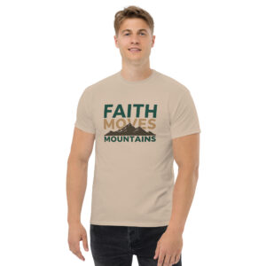 FILLED WITH FIRE – dieses Shirt bringt die geistliche Wahrheit auf den Punkt: Du bist erfüllt mit dem Heiligen Geist. Und du darfst das sichtbar tragen! Das kraftvolle Design mit dem feurigen Schriftzug steht für Leidenschaft, Erweckung und Kühnheit im Glauben. Rot, Gelb und Orange flammen auf dunklem Stoff hervor und machen dieses Shirt zu einem echten Statement. Gedruckt auf einem klassischen Unisex-Shirt mit robustem Schnitt (hochwertige Qualität, bekannt aus dem Gildan 5000), trägt es sich bequem und langlebig – ideal für den Alltag, Gemeinde, Jugendgruppen oder Missionseinsätze. Erhältlich in zwei Farben: Charcoal – clean, modern & kraftvoll Navy – tiefgründig, klassisch & sehr beliebt „Denn unser Gott ist ein verzehrendes Feuer.“ – Hebräer 12,29 (Schlachter) Ob beim Worship, auf Konferenzen oder einfach unterwegs – dieses Shirt trägt ein Stück Revival. Für alle, die brennen statt bloß glauben. Produktdetails Materialzusammensetzung: Hauptfarben: 100 % Baumwolle Sport Grey: 90 % Baumwolle, 10 % Polyester Heather-Farben: 50 % Baumwolle, 50 % Polyester Stoffgewicht: 170–180 g/m² – langlebig und bequem Passform: Unisex – ideal für Damen und Herren Besonderheiten: Vorgeschrumpft, Rotorgarn, Nacken- und Schulterband, Doppelnaht für langlebige Qualität Farben: Erhältlich in klassischen und modernen Varianten Transparenz & Herkunft Wir stehen für klare Informationen und faire Produktion: Rohmaterial: Honduras, Nicaragua, Haiti, Dominikanische Republik, Bangladesh oder Mexiko Verarbeitung: Gestrickt und gefärbt in zertifizierten Betrieben in Honduras oder der Dominikanischen Republik Herstellung: Kontrollierte Produktion in Nicaragua, Honduras, Haiti, El Salvador oder der Dominikanischen Republik Nachhaltigkeit: Schonende Pflege verlängert die Lebensdauer des T-Shirts und schont die Ressourcen. Unsere Verpackungen bestehen aus recycelbarem Material – für einen umweltfreundlichen Versand. Pflegehinweise Maschinenwäsche bei 30 °C (auf links drehen, um den Print zu schützen) Nicht trocknergeeignet Keine Bleichmittel verwenden Bügeln bei niedriger Temperatur, Druck nicht direkt bügeln