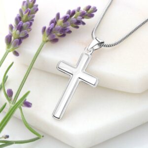 Edelstahl Kreuzkette auf weißem Stein mit Lavendel – christlicher Schmuck Geschenk