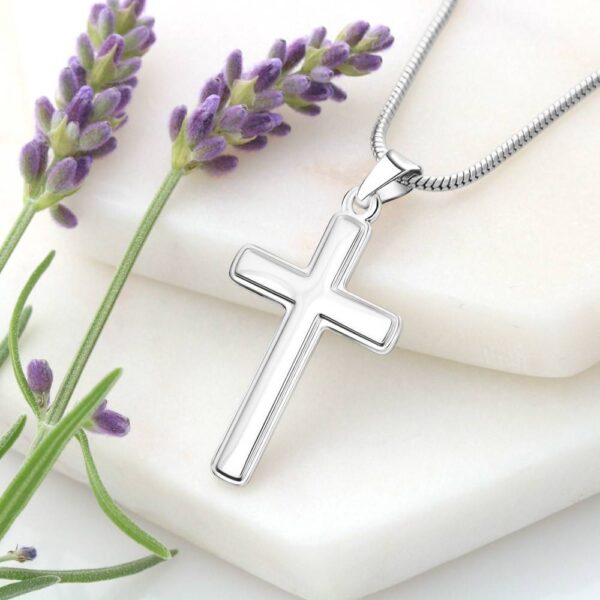 Edelstahl Kreuzkette auf weißem Stein mit Lavendel – christlicher Schmuck Geschenk