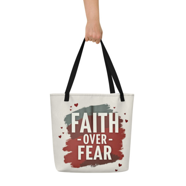 Einkaufstasche mit Allover-Druck Faith Over Fear und kleinen Herzen