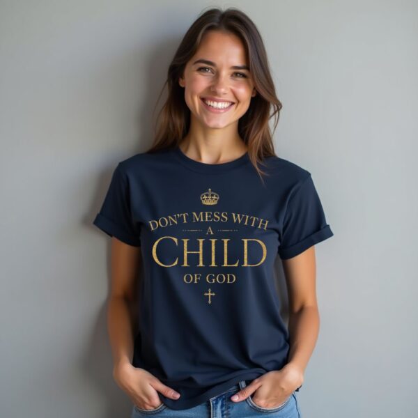 Frau mit navy T-shirt Dont mess with a child of god