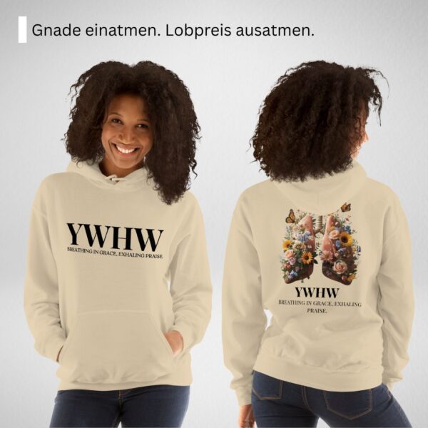 Beiger Hoodie mit schwarzem YHWH Schriftzug – Frontprint Alt-Text Rückseite: Beiger Hoodie mit floraler Lunge & YHWH Schriftzug – Backprint „Breathing in grace, exhaling praise“