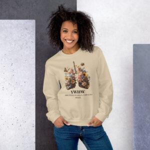 Beiger Unisex Sweater mit Blumen-Lungen-Motiv, Schmetterlingen und Schriftzug YHWH – Breathing in grace, exhaling praise