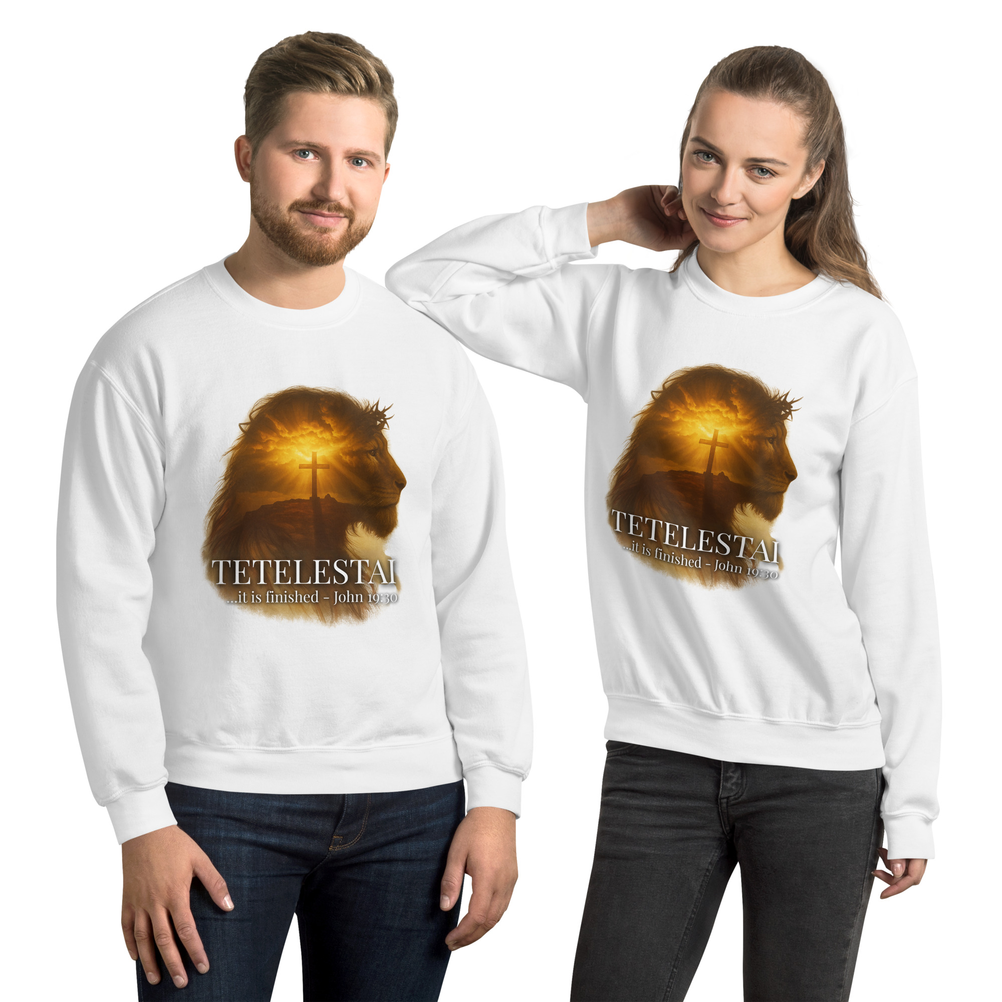 Weißer Unisex Sweater mit Tetelestai-Motiv – Löwe mit Dornenkrone, Kreuz & Sonnenuntergang, Johannes 19,30