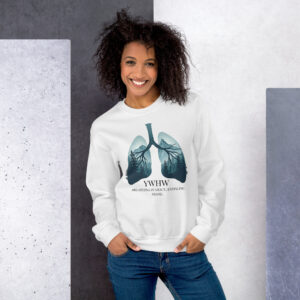 Weißer Unisex Sweater mit YHWH-Motiv – Lungen aus Bäumen & Bergen mit dem Schriftzug „Breathing in grace, exhaling praise“