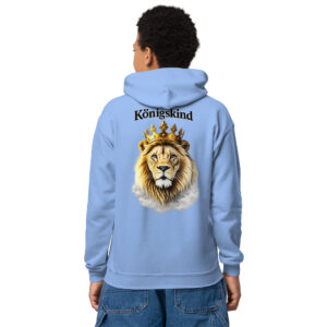 Kind mit hellblauem Hoodie, Rückendruck Löwe mit Krone und Schriftzug „Königskind“