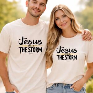 Mann und Frau mit einem natural T-Shirt mit Schriftzug Jesus stills the storm