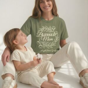 Mutter mit Kind. Mutter in einem moss farbenen Tshirt.