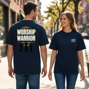 Frau und Mann mit navy farbenen Tshirt "Worship warrior"